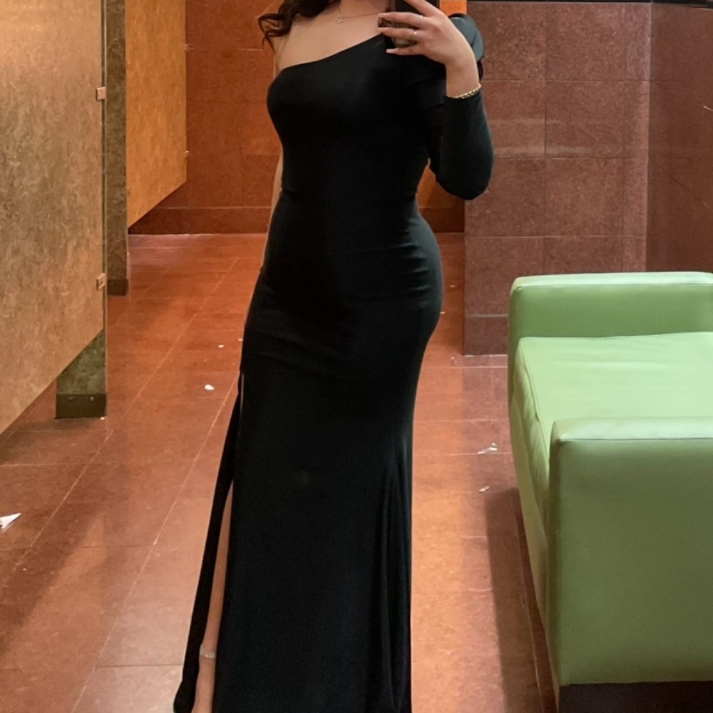 BLACK LONG DRESS ONE LEFT SLEEVE SLIT ON RIGHT LOW SIDE